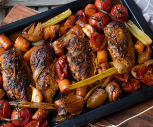 Kurczak w sosie jogurtowo-czosnkowym z pieczonymi warzywami