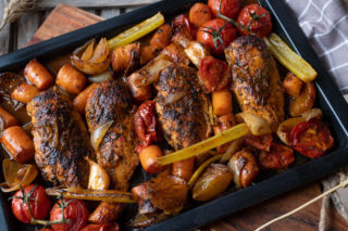 Kurczak w sosie jogurtowo-czosnkowym z pieczonymi warzywami