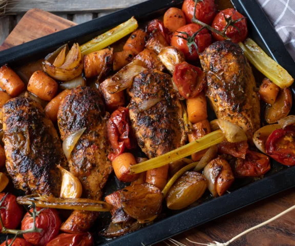 Kurczak w sosie jogurtowo-czosnkowym z pieczonymi warzywami