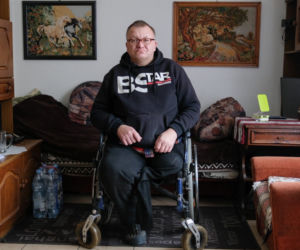 Na wózku inwalidzkim odśnieżał drogę do lekarza 