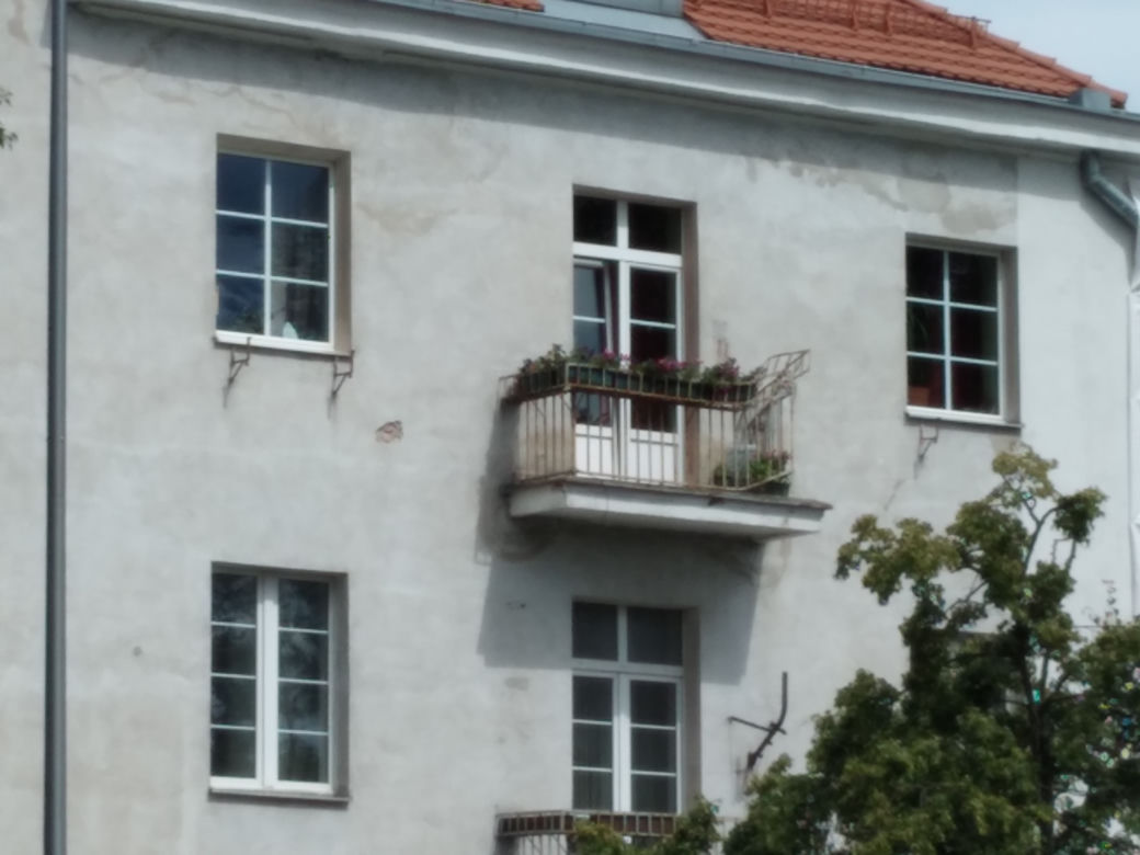 Zdeformowana balustrada balkonu przy Powsińskiej