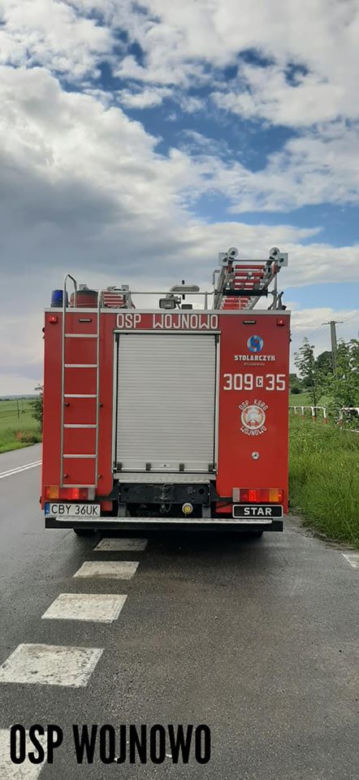 Bus zderzył z się "osobówką". Jedna osoba trafiła do szpitala