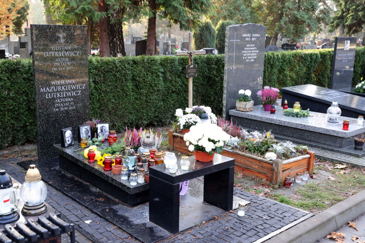 Morze zniczy przy grobie Kory. Powązki Wojskowe po Wszystkich Świętych