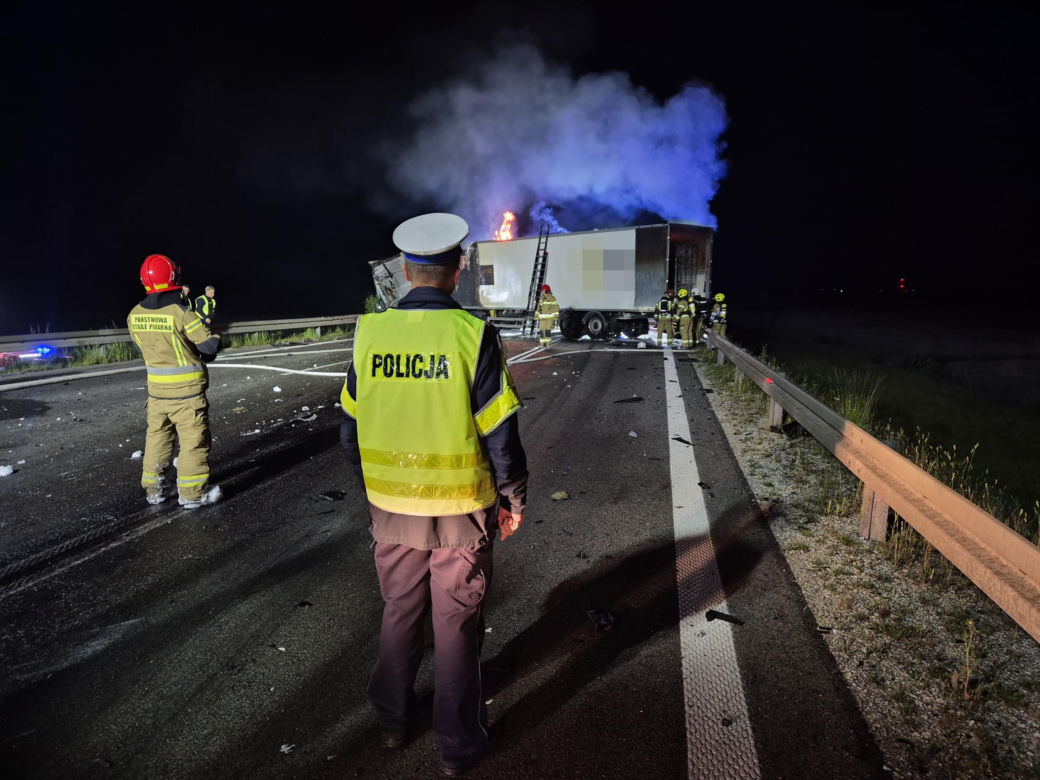 Śmiertelny wypadek na DK 74 pod Wieluniem. Kierowca mazdy zderzył się z tirem i spłonął [ZDJĘCIA].