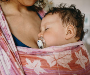 Czy można nosić dziecko w chuście od pierwszych dni? Eksperci rozwiewają wątpliwości