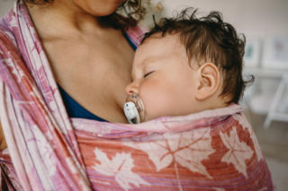 Czy można nosić dziecko w chuście od pierwszych dni? Eksperci rozwiewają wątpliwości