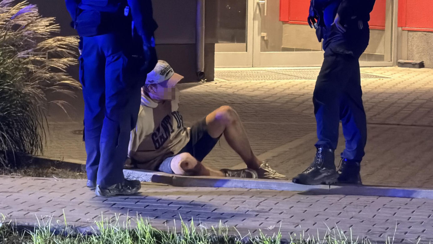 Groźny wypadek w Warszawie. Autem wjechał w stację paliw