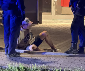 Groźny wypadek w Warszawie. Autem wjechał w stację paliw