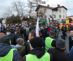 Awantura o lokalizację CPK. Mieszkańcy przyszli z kupą gnoju i jajkami 