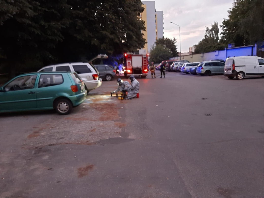 W samochodzie była podejrzana substancja. Na miejscu pojawiła się straż i policja