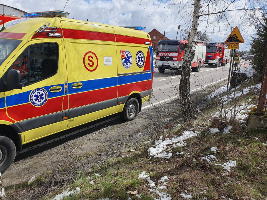 Kraksa pod Tarnowem. Wypadł z jezdni i rozbił peugeota o przydrożne drzewo
