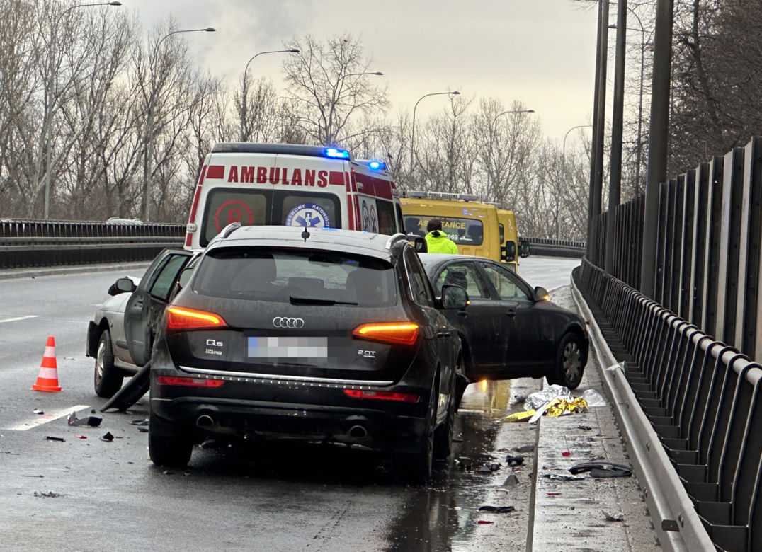 Katastrofa na Wisłostradzie! Samochodowe domino zakończyło się potrąceniem dwóch osób! 