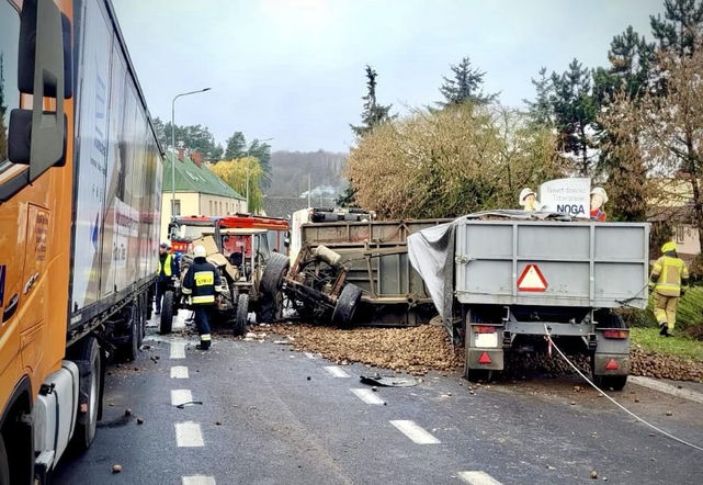 Traktor i samochody zderzyły się w Ujściu – droga czasowo zamknięta
