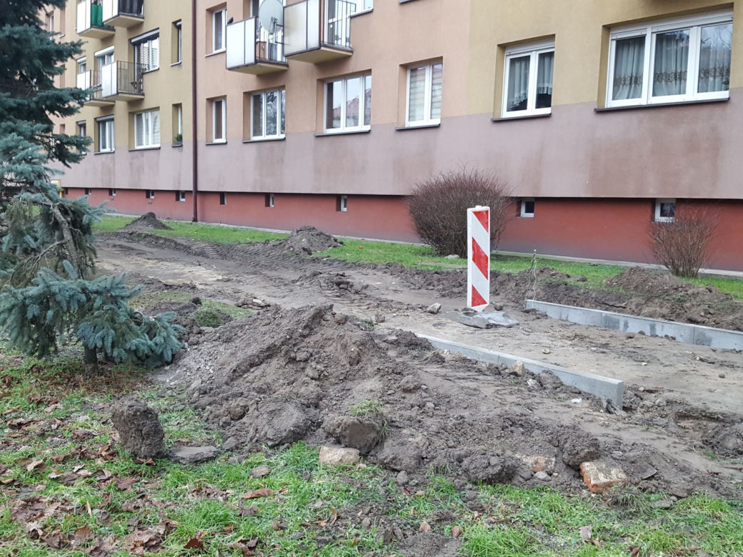 Budują ściężkę rowerową przy ul. Dąbrowskiego w Lesznie
