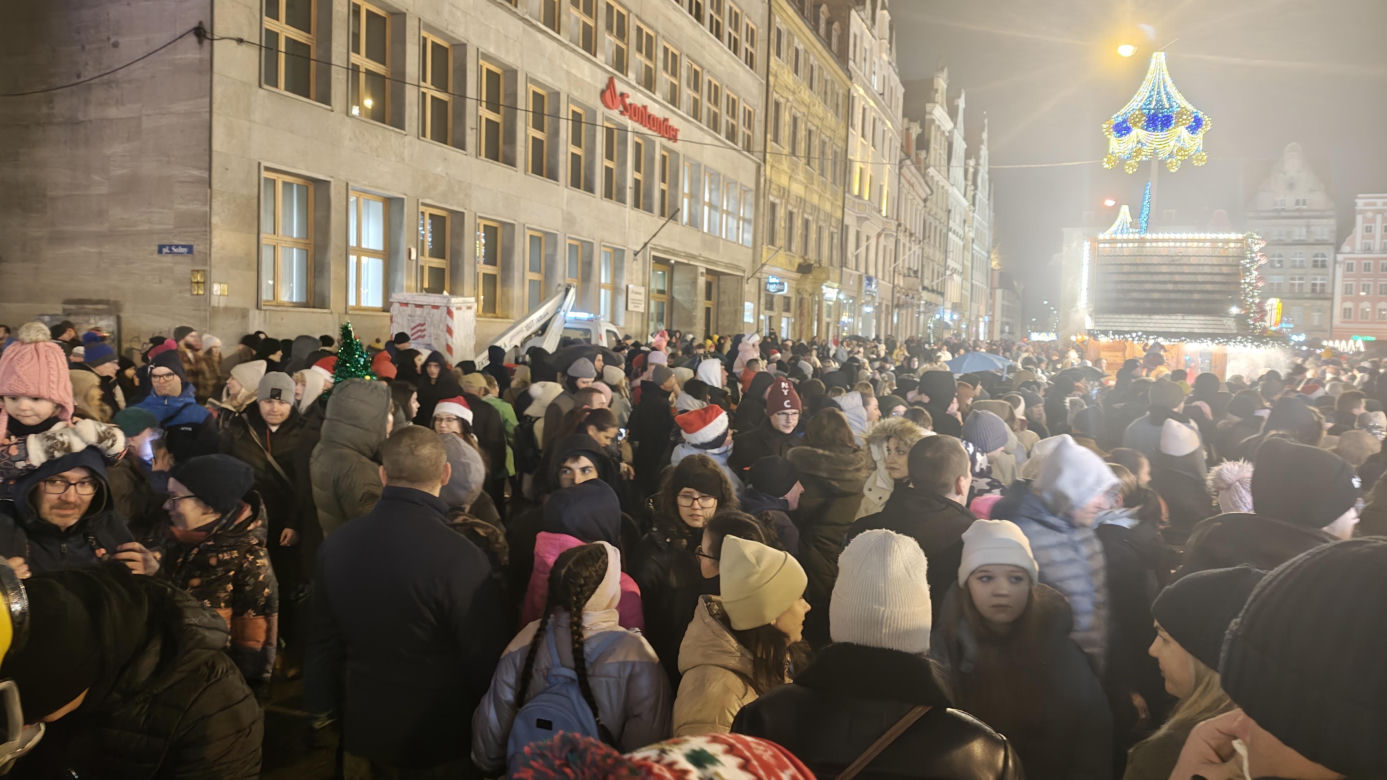 Największa choinka we Wrocławiu już rozświetlona! Tłumy powitały Świętego Mikołaja 