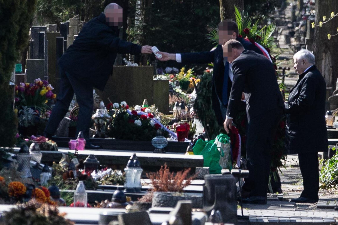 Kaczyński na grobie ukochanej mamy