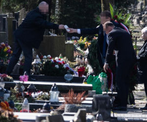 Kaczyński na grobie ukochanej mamy