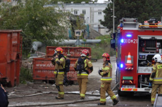 Potężny pożar sortowni śmieci na Białołęce. Kilkanaście godzin walki z żywiołem i 15 zastępów straży pożarnej w akcji