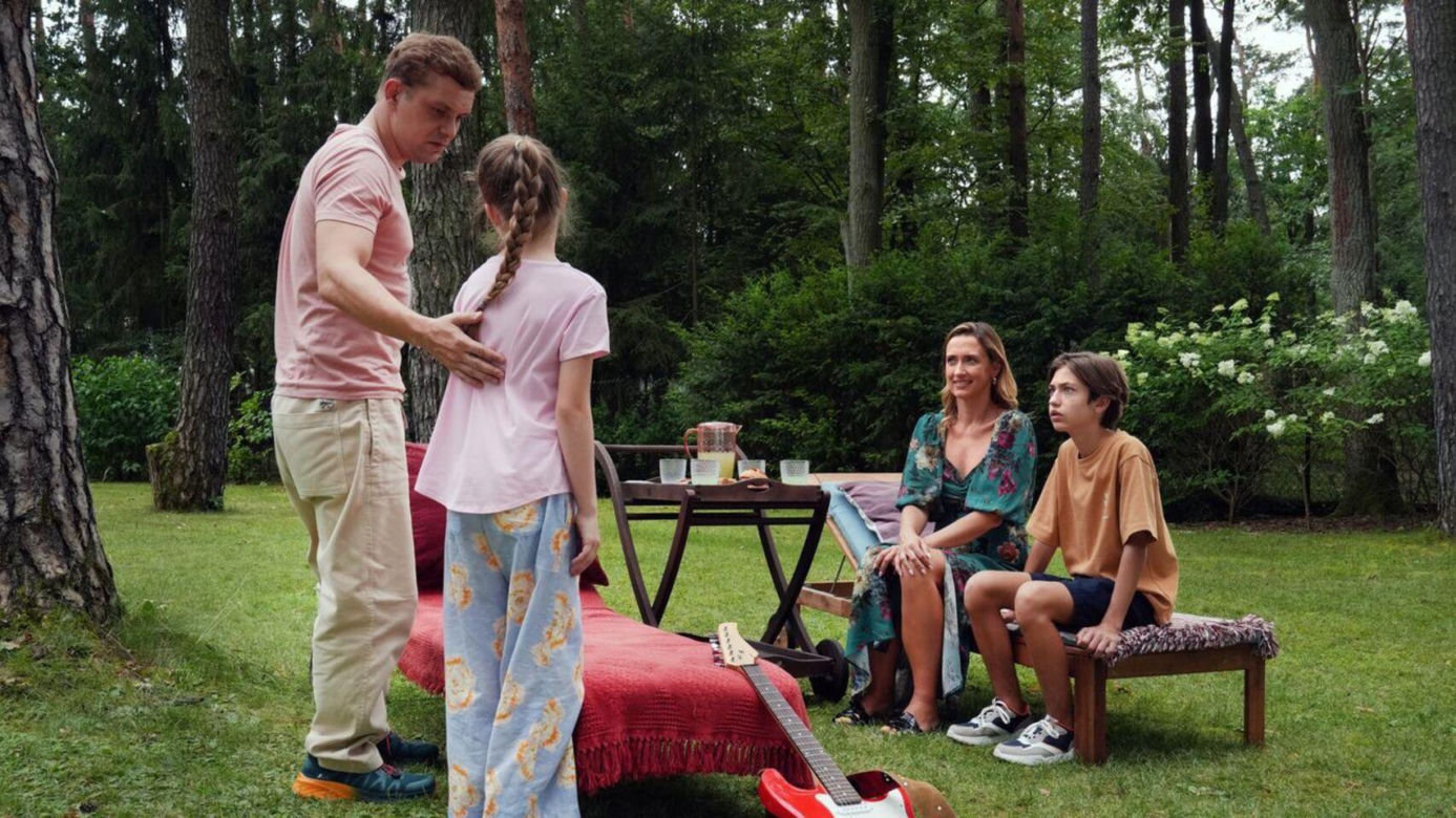 Barwy szczęścia odc. 3092. Marysia (Nina Szumowska), Emil (Artem Malashchuk),  Hubert (Marek Molak), Asia Sokalska (Anna Gzyra)
