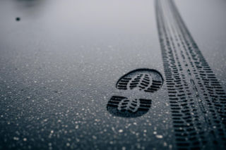 Pieszy skopał auto we Wrocławiu. Co wywołało taką furię?