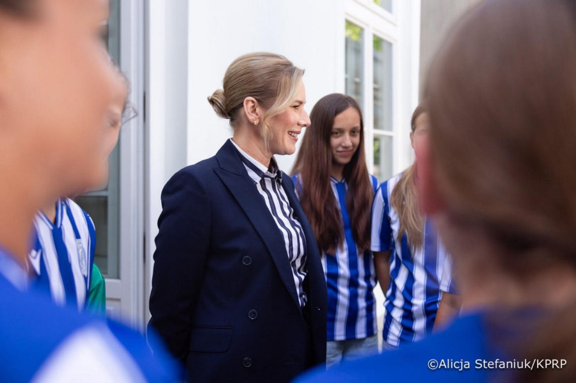 Marta Nawrocka odwiedziła młodych piłkarzy. Nie była sama! Towarzyszył jej uroczy słodziak