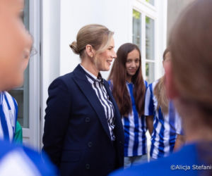 Marta Nawrocka odwiedziła młodych piłkarzy. Nie była sama! Towarzyszył jej uroczy słodziak