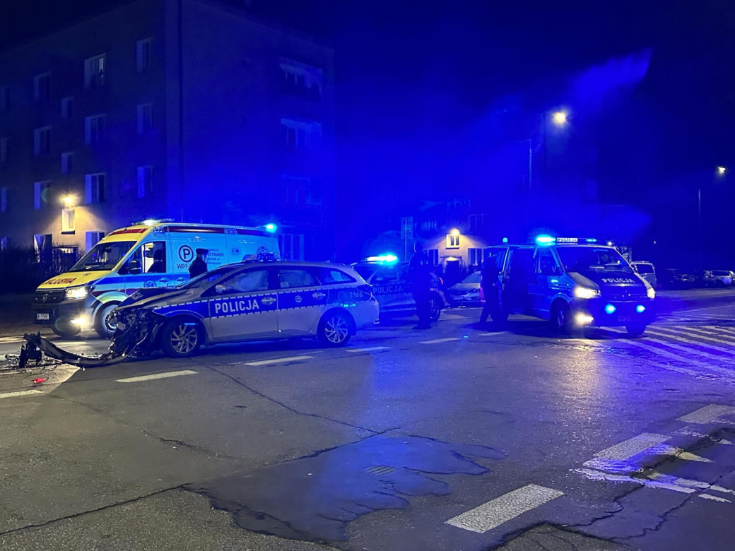 Jechali na interwencję, roztrzaskali radiowozy. Nocna kraksa na Pradze-Północ