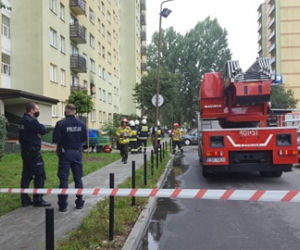 Bełchatów. Pożar w bloku! Płomienie buchały z okna. W domu była rodzina z dziećmi 