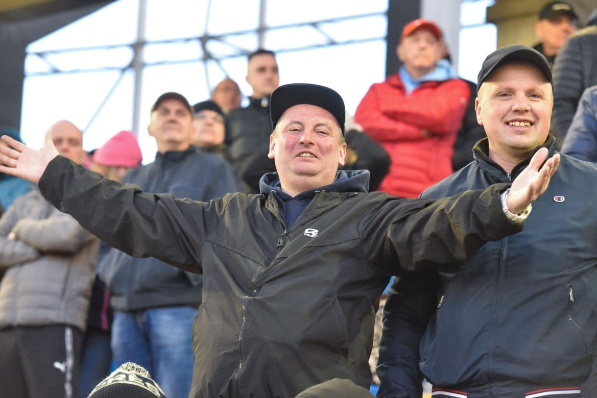 PRES Grupa Dewloperska Toruń - Abramczyk Polonia Bydgoszcz, zdjęcia kibiców i zawodników z pożegnania Adriana Miedzińskiego