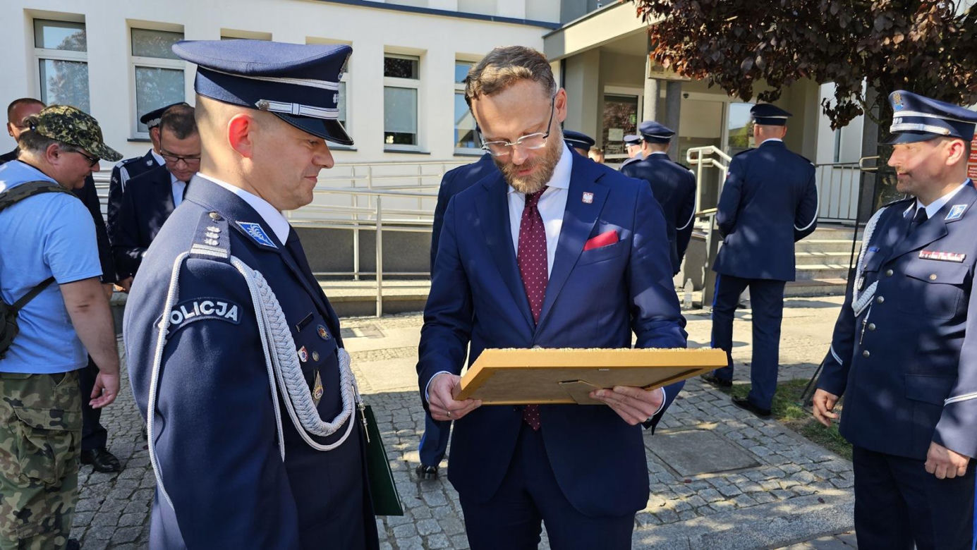 Nadanie sztandaru dla KPP w Świdwinie