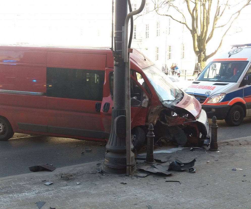Wypadek na Jagiellońskiej! Kierowca wjechał w lampę uliczną