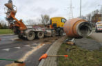 Chwile grozy na rondzie! Beczka z betonem runęła na jezdnię!