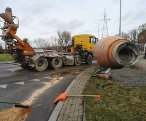 Chwile grozy na rondzie! Beczka z betonem runęła na jezdnię!
