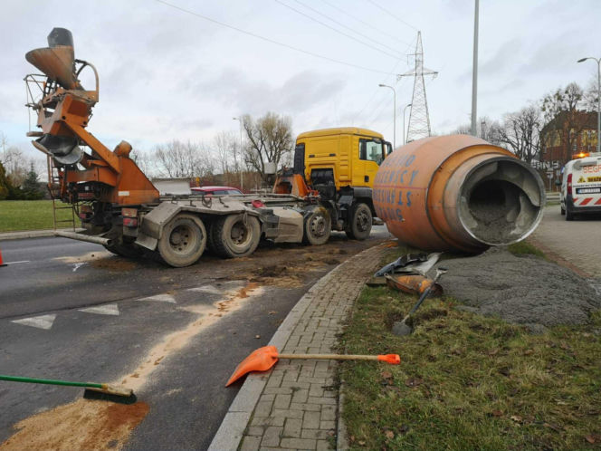 Chwile grozy na rondzie! Beczka z betonem runęła na jezdnię!