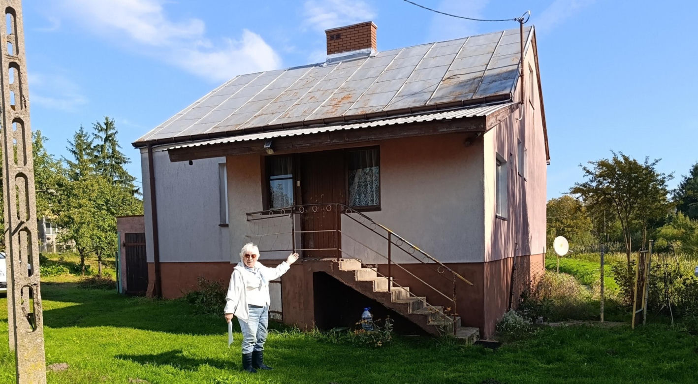 Dziki rów dzieli działkę, a urzędnicy rozkładają ręce. Seniorka drży, że dom osunie się do wody