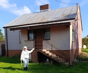 Dziki rów dzieli działkę, a urzędnicy rozkładają ręce. Seniorka drży, że dom osunie się do wody