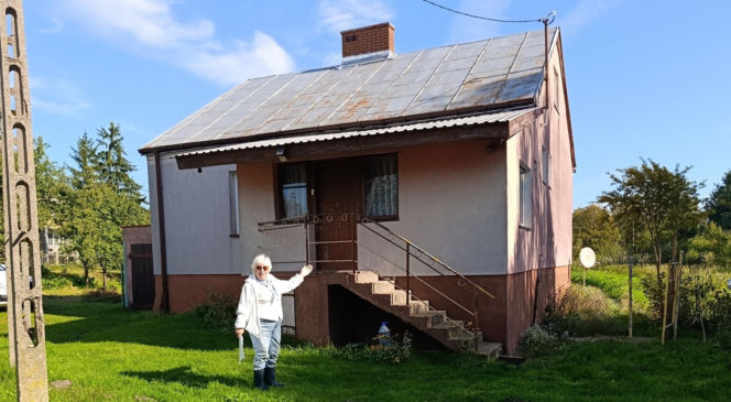 Dziki rów dzieli działkę, a urzędnicy rozkładają ręce. Seniorka drży, że dom osunie się do wody