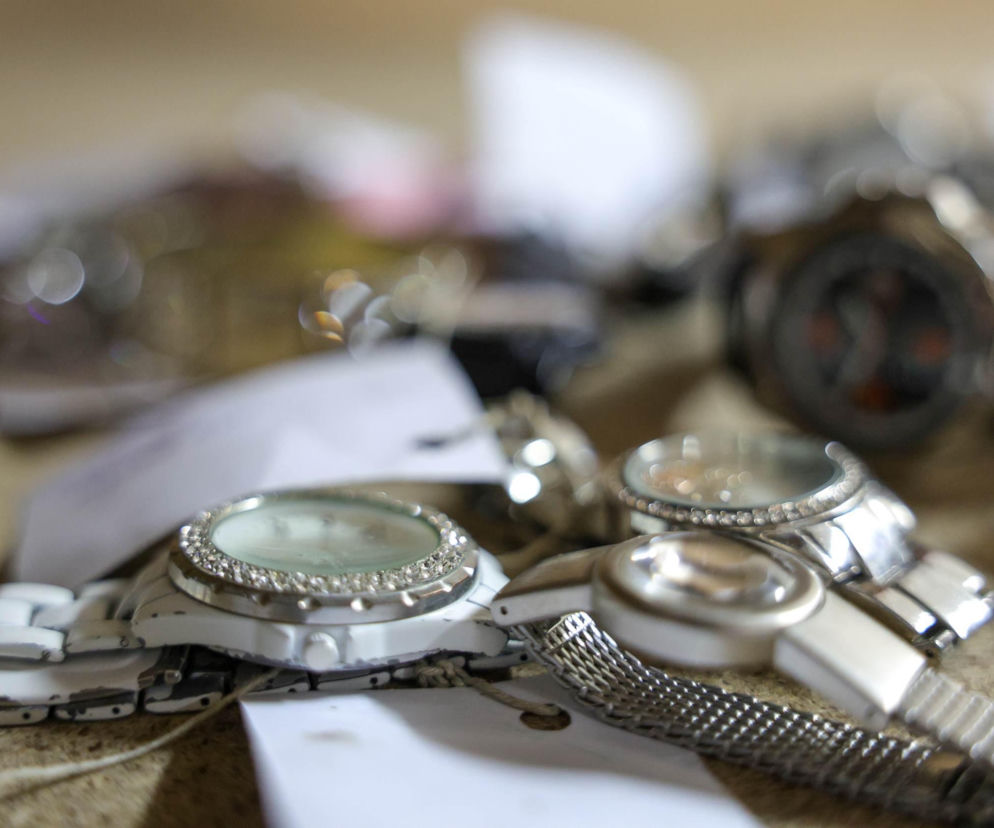 Adwokacka toga, maska do nurkowania, a nawet spadochron. To gubili warszawiacy w 2025 roku