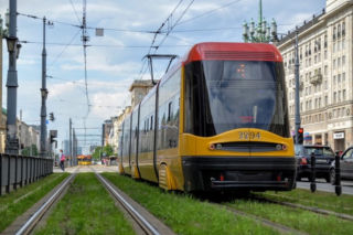 Warszawa: Dziwne dźwięki dochodziły z torowiska. Pasażerom aż więdły uszy. Znaleźli powód