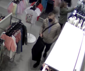Bydgoszcz: bezczelni złodzieje ukradli... ciuszki dla dzieci! Rozpoznajesz ich? Powiadom policję!