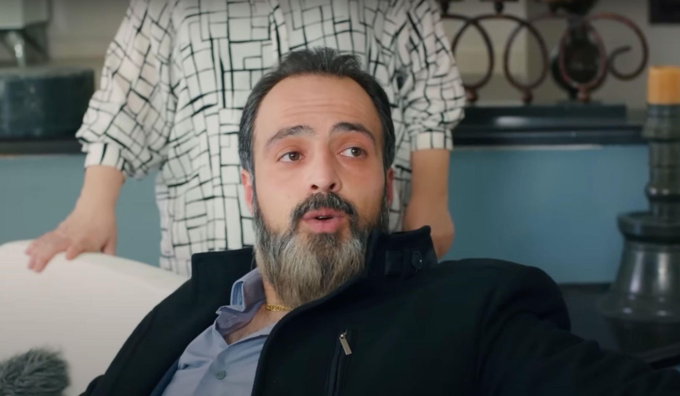 Porywacz Zeynep, Ragip, zjawi się w domu Bulenta i zagrozi, że wplącze Melis w przestępstwo.