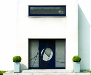 Aluminiowe drzwi wejściowe zaprojektowane przez Luigiego Colaniego