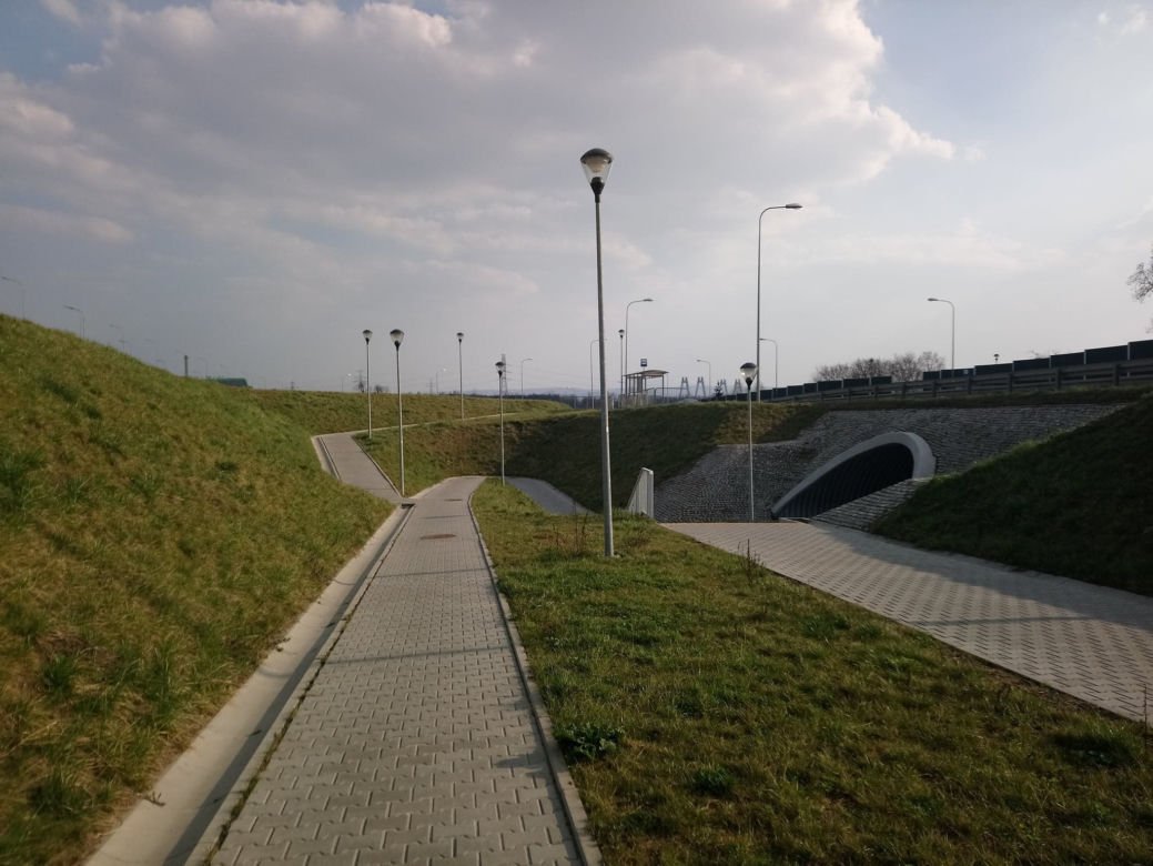 Rowerowy absurd w Krakowie! Chcesz zjechać rowerem? Pokonaj slalom!