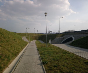 Rowerowy absurd w Krakowie! Chcesz zjechać rowerem? Pokonaj slalom!