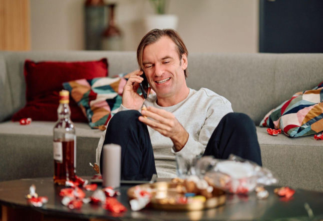 Na Wspólnej, odcinek 4170: Pijany Mariusz wraca do domu po przegranej sprawie. Jego zachowanie niepokoi Olę - ZDJĘCIA