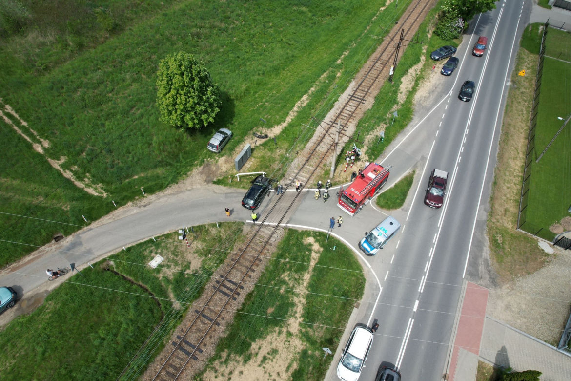 Wjechał wprost pod pociąg i odbił się od lokomotywy! Nagłe hamowanie zapobiegło tragedii 