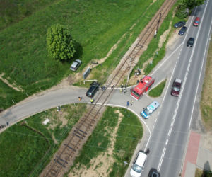 Wjechał wprost pod pociąg i odbił się od lokomotywy! Nagłe hamowanie zapobiegło tragedii 