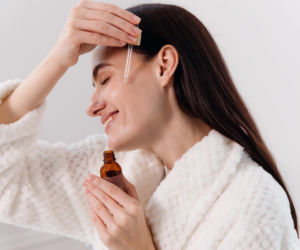 Zapomnij o efekcie maski. Jeden krok w porannej rutynie sprawi, że cera odzyska blask bez grama ciężkiego podkładu