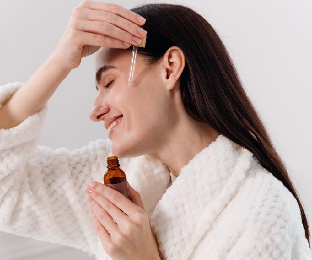 Zapomnij o efekcie maski. Jeden krok w porannej rutynie sprawi, że cera odzyska blask bez grama ciężkiego podkładu