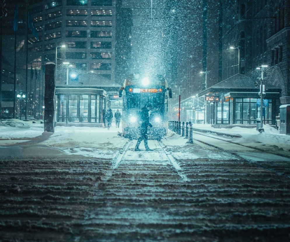 Warszawa zasypana śniegiem. Armagedon na drogach, tworzą się potężne korki